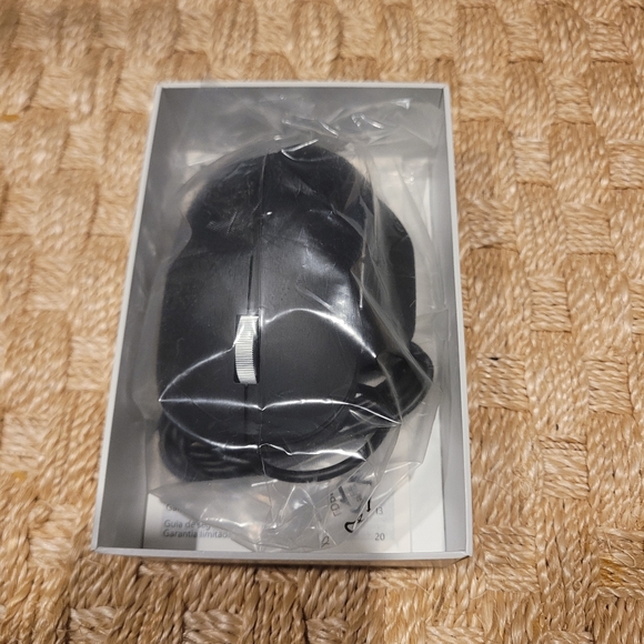 Microsoft RJG-00001 Black Ergonomic Mouse - Picture 2 of 7